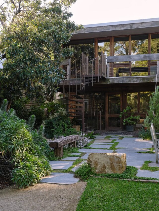 A mid-century masterpiece thoughtfully planned by @plantae_la 

A true artist at her best.

📷 @erikholtphotography - lens lord